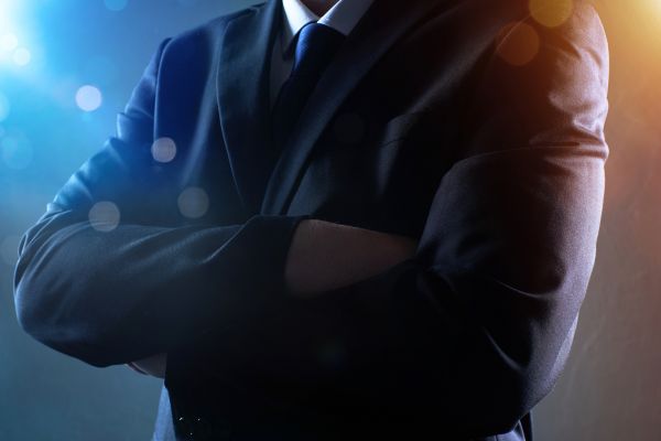 腕を組む経営者