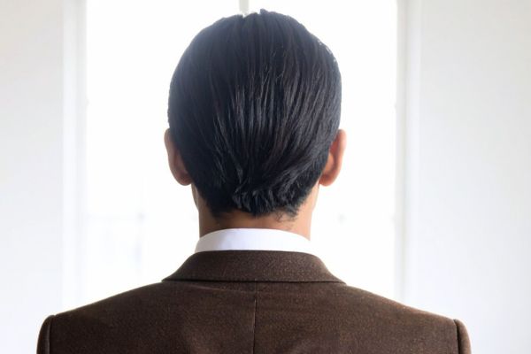 後ろ姿の経営者